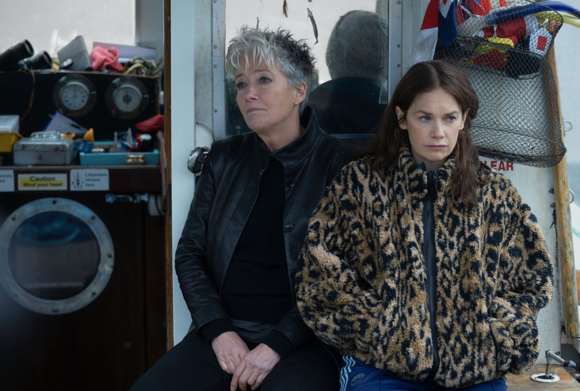 Emma Thompson y Ruth Wilson en la temporada 1 y el capítulo 07 de 'El misterio de Cemetery Road'