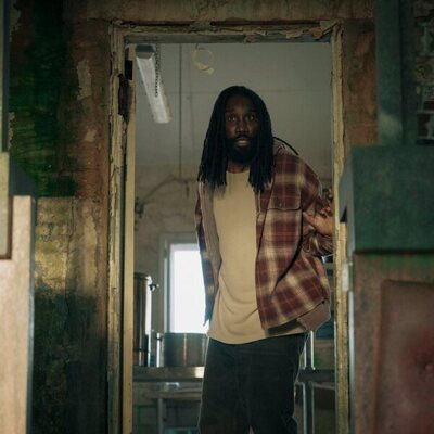 Nathan Stewart-Jarrett en el 1x07 de 'Down Cemetery Road'