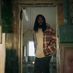 Nathan Stewart-Jarrett en el 1x07 de 'Down Cemetery Road'