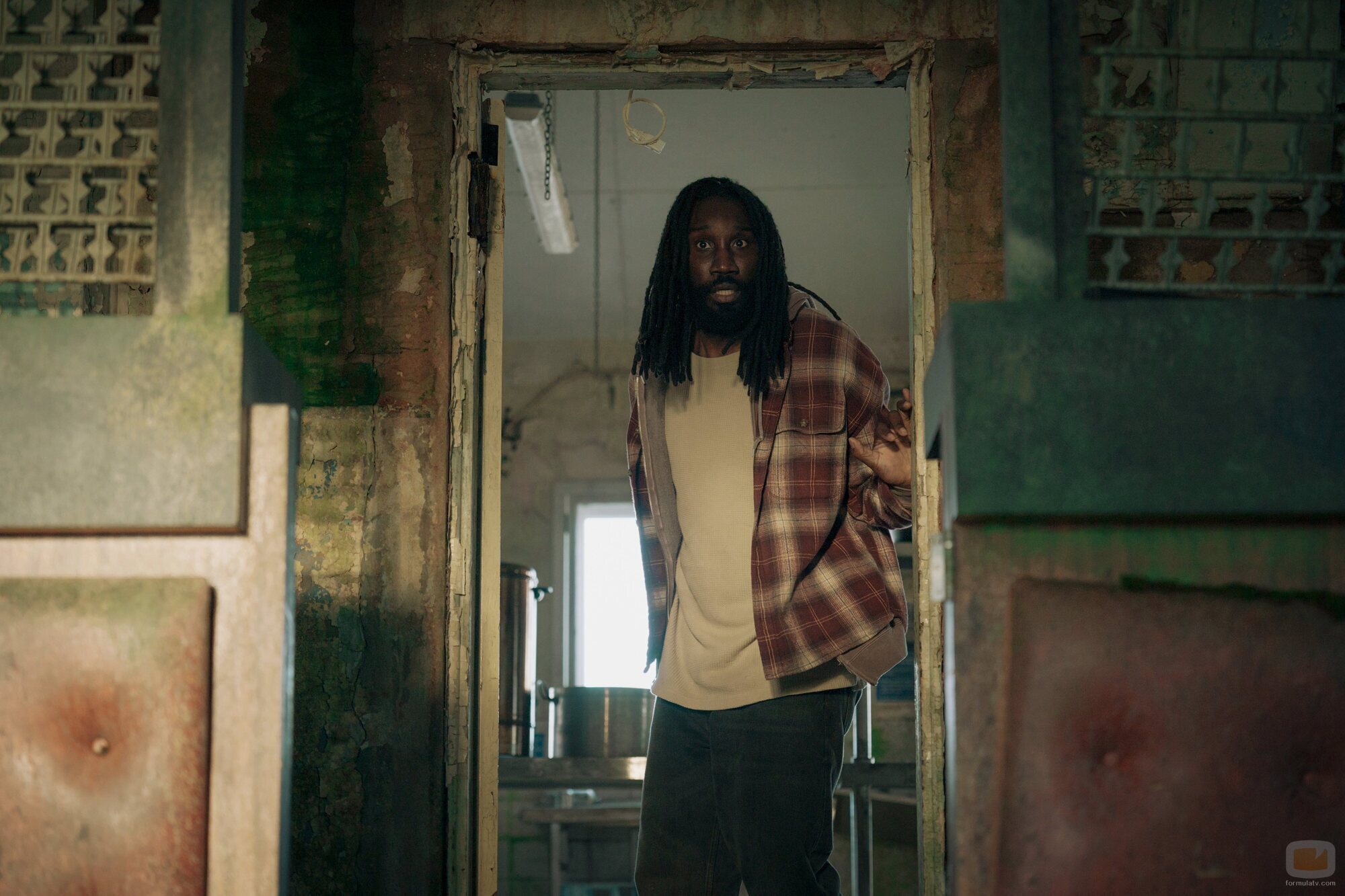 Nathan Stewart-Jarrett en el 1x07 de 'Down Cemetery Road'