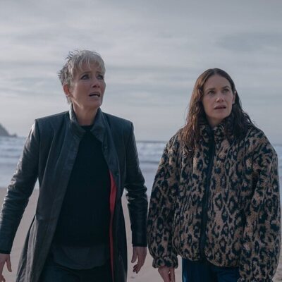 Emma Thompson y Ruth Wilson en 'Luces fuera' de 'El misterio de Cemetery Road'