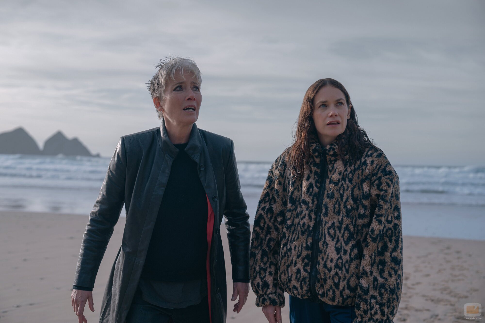 Emma Thompson y Ruth Wilson en 'Luces fuera' de 'El misterio de Cemetery Road'