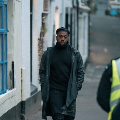 Fehinti Balogun en 1x08 'Lo que vivirá' de 'El misterio de Cemetery Road'