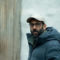 Adeel Akhtar en el 1x08 de 'Down Cemetery Road'