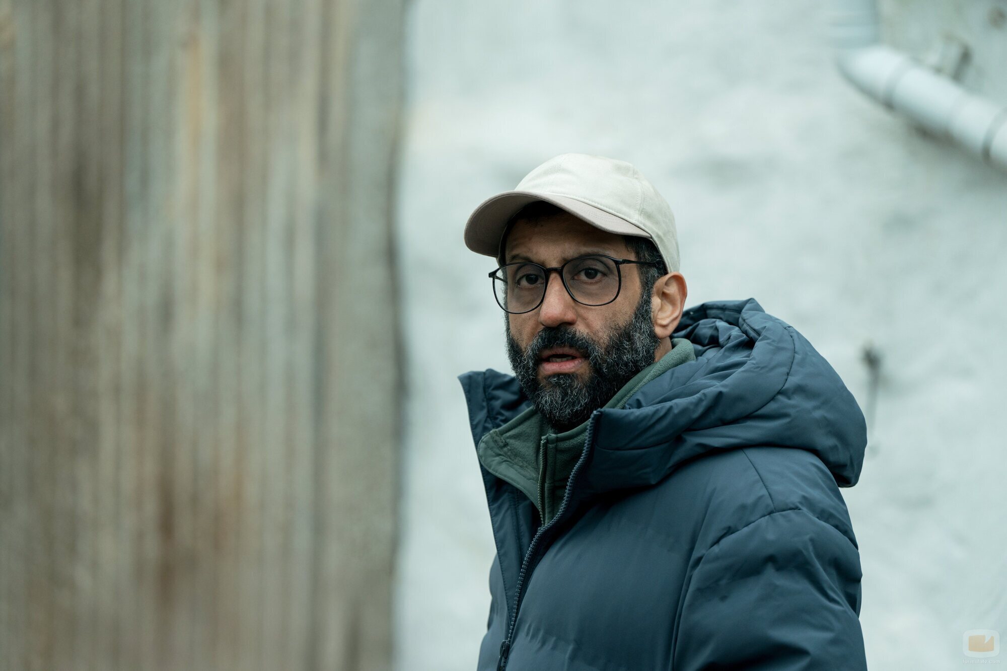 Adeel Akhtar en el 1x08 de 'Down Cemetery Road'