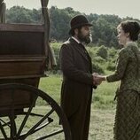 Michael Shannon y Betty Gilpin en 1x01 titulado 'El hombre de Ohio' de 'Muerte por un rayo'