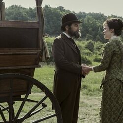 Michael Shannon y Betty Gilpin en 1x01 titulado 'El hombre de Ohio' de 'Muerte por un rayo'