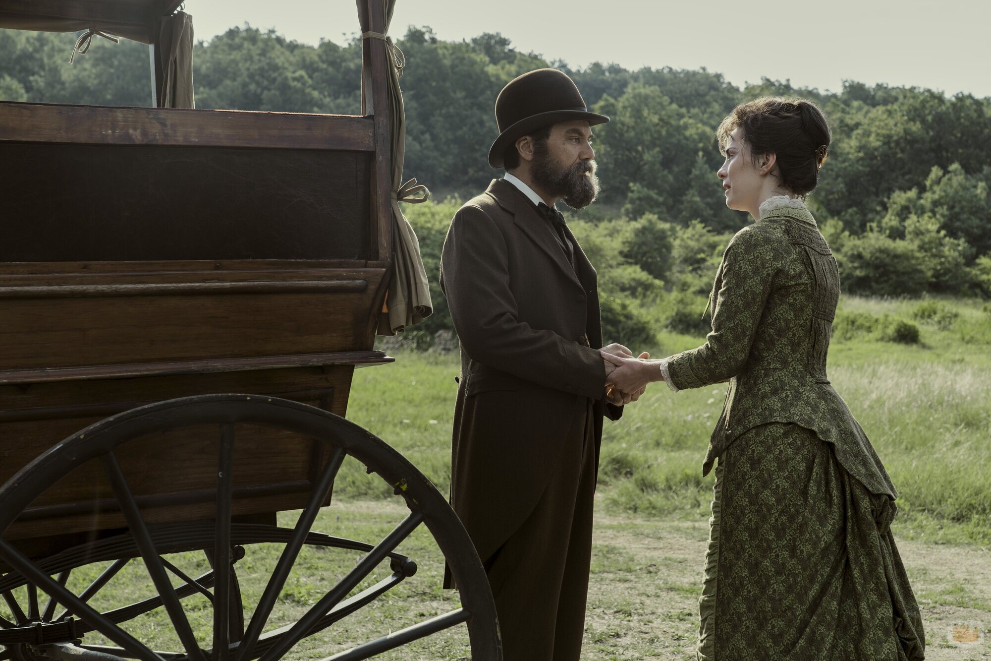Michael Shannon y Betty Gilpin en 1x01 titulado 'El hombre de Ohio' de 'Muerte por un rayo'