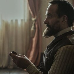 Matthew Macfadyen en 1x01 titulado 'El hombre de Ohio' de 'Muerte por un rayo'