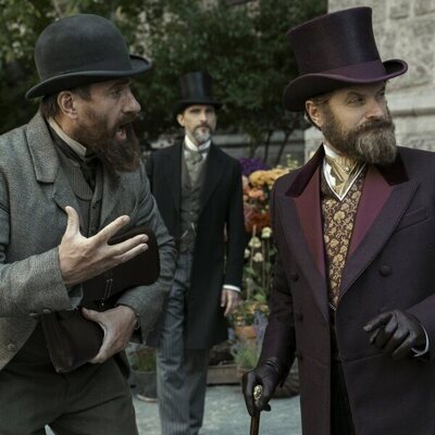 Shea Whigham y Matthew Macfadyen en el 1x01 de 'Muerte por un rayo'