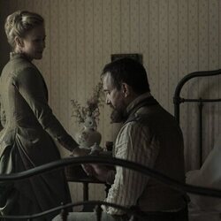 Paula Malcomson y Matthew Macfadyen en 1x01 titulado 'El hombre de Ohio' de 'Muerte por un rayo'