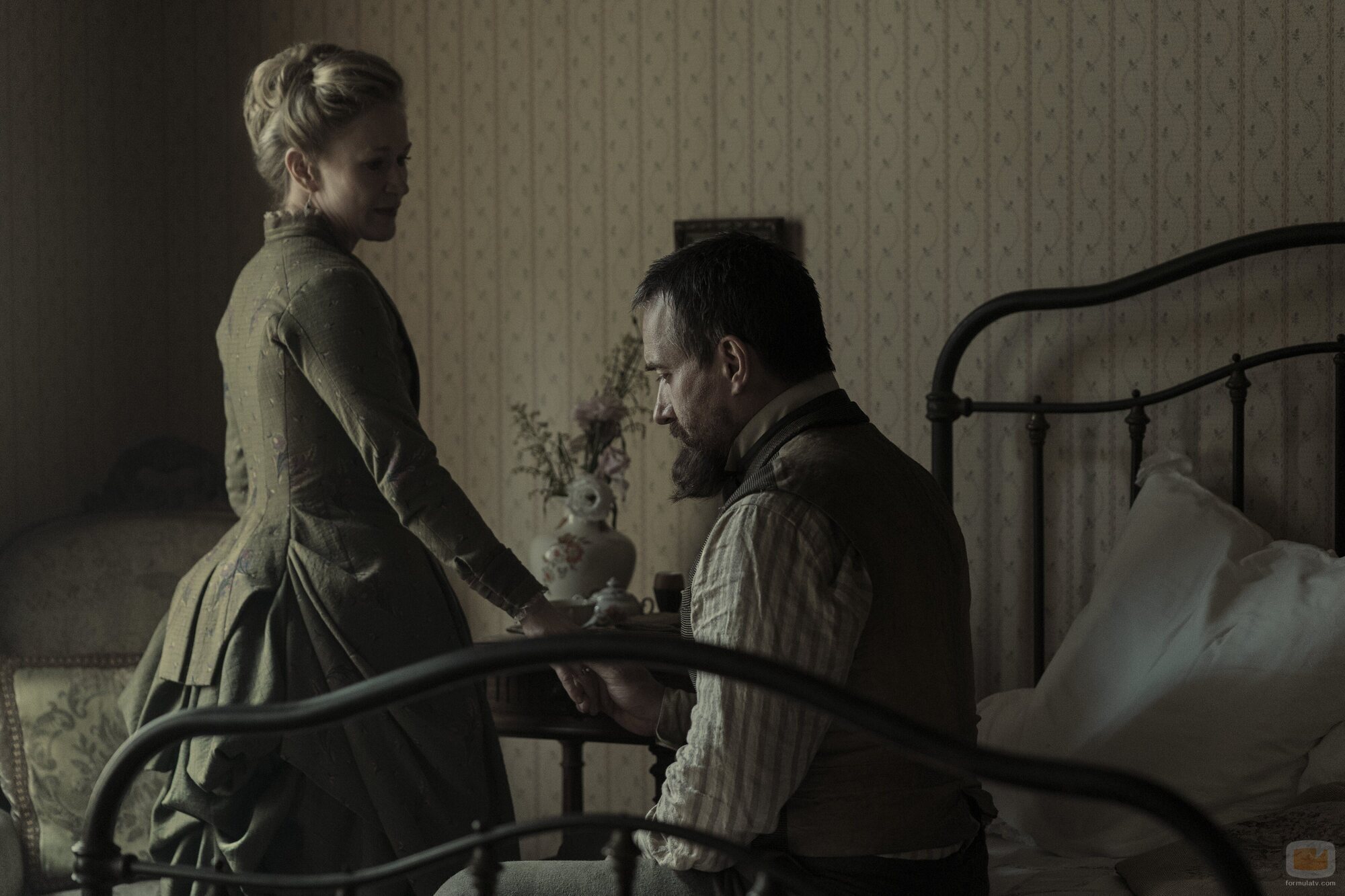 Paula Malcomson y Matthew Macfadyen en 1x01 titulado 'El hombre de Ohio' de 'Muerte por un rayo'