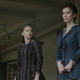 Betty Gilpin en el 1x01 de 'Death by Lightning'