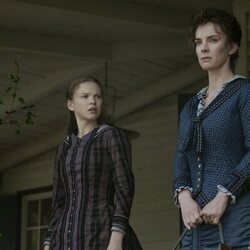 Betty Gilpin en el 1x01 de 'Death by Lightning'