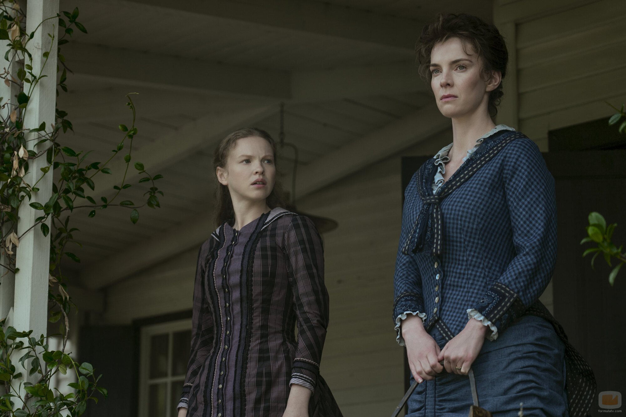 Betty Gilpin en el 1x01 de 'Death by Lightning'