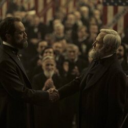 Michael Shannon y Bradley Whitford en el 1x01 de 'Muerte por un rayo'