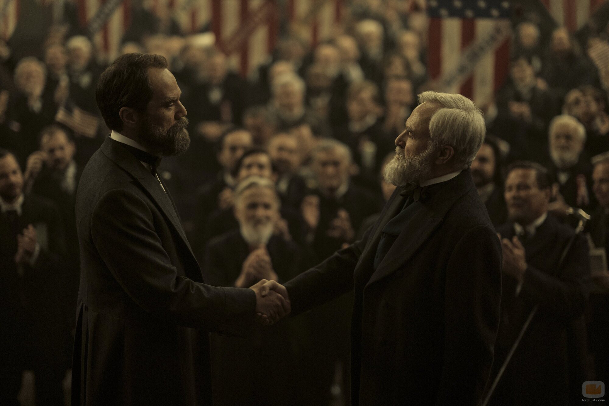 Michael Shannon y Bradley Whitford en el 1x01 de 'Muerte por un rayo'