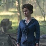 Betty Gilpin en 1x01 'El hombre de Ohio' de 'Muerte por un rayo'