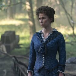 Betty Gilpin en 1x01 'El hombre de Ohio' de 'Muerte por un rayo'