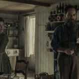 Betty Gilpin y Michael Shannon en 'El hombre de Ohio' de 'Muerte por un rayo'