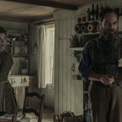 Betty Gilpin y Michael Shannon en 'El hombre de Ohio' de 'Muerte por un rayo'