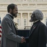 Vondie Curtis-Hall y Michael Shannon en el 1x02 de 'Muerte por un rayo'