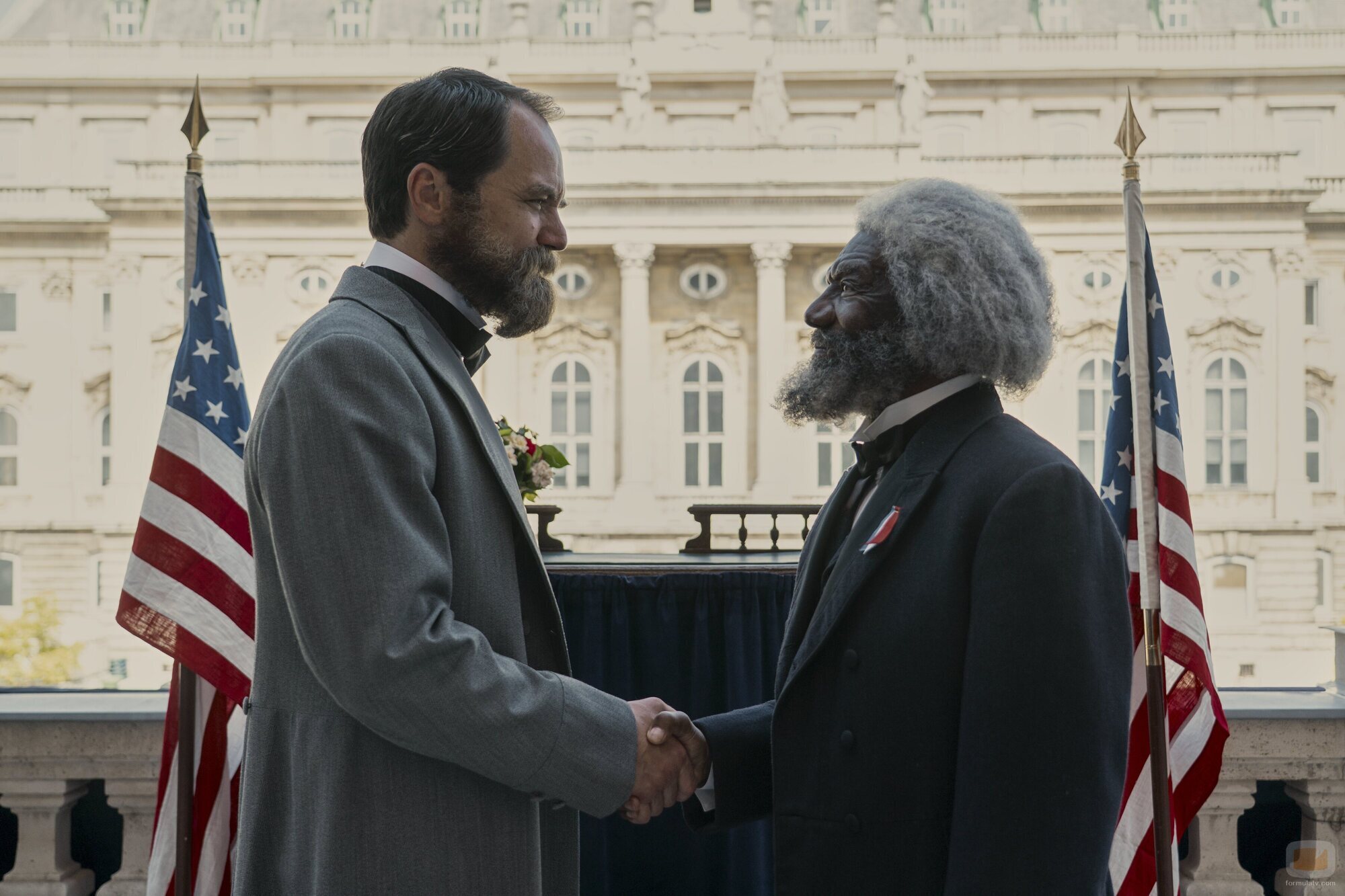 Vondie Curtis-Hall y Michael Shannon en el 1x02 de 'Muerte por un rayo'