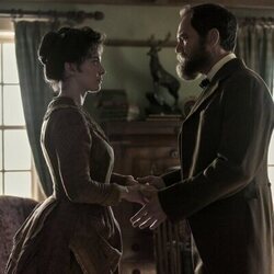 Betty Gilpin y Michael Shannon en el 1x02 de 'Muerte por un rayo'