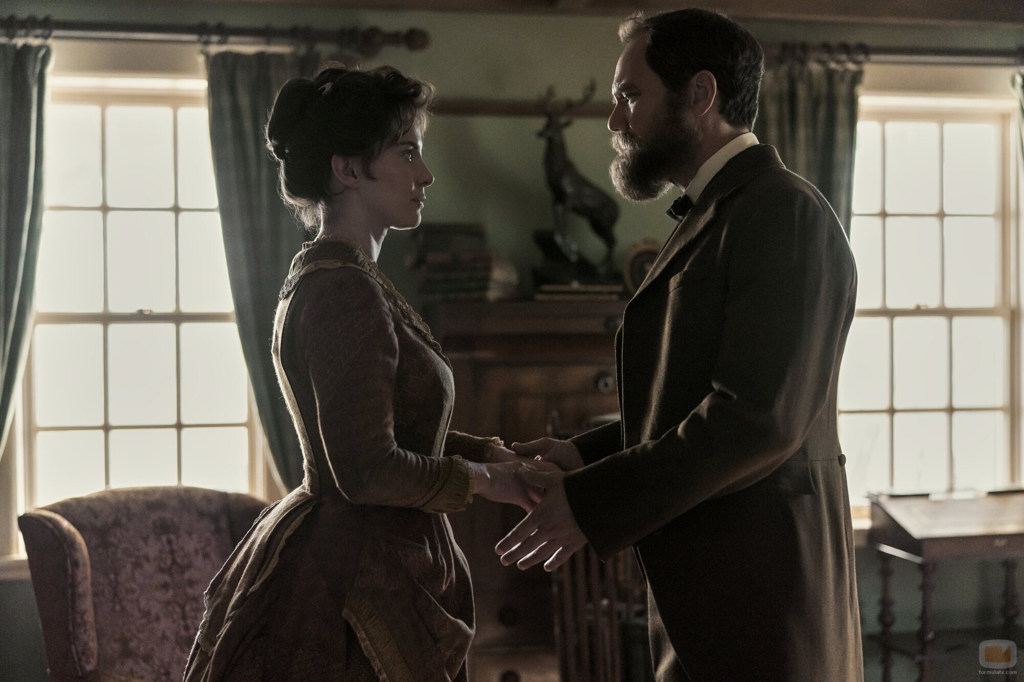 Betty Gilpin y Michael Shannon en el 1x02 de 'Muerte por un rayo'