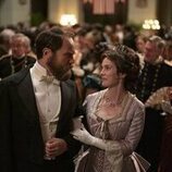 Betty Gilpin y Michael Shannon en Capítulo 3 titulado 'Motivo de guerra' de 'Muerte por un rayo'