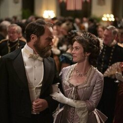 Betty Gilpin y Michael Shannon en Capítulo 3 titulado 'Motivo de guerra' de 'Muerte por un rayo'