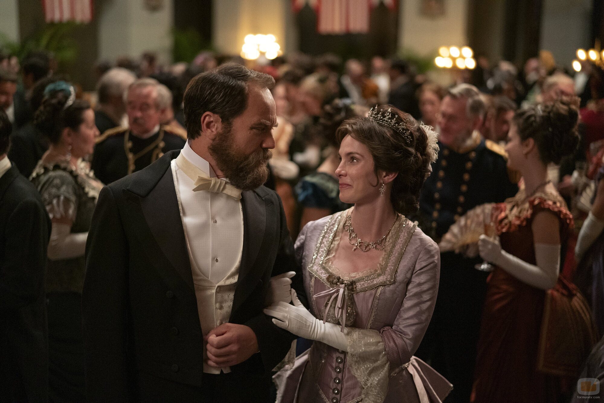 Betty Gilpin y Michael Shannon en Capítulo 3 titulado 'Motivo de guerra' de 'Muerte por un rayo'