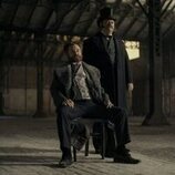 Nick Offerman y Shea Whigham en 1x03 titulado 'Motivo de guerra' de 'Muerte por un rayo'