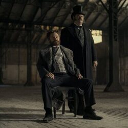 Nick Offerman y Shea Whigham en 1x03 titulado 'Motivo de guerra' de 'Muerte por un rayo'