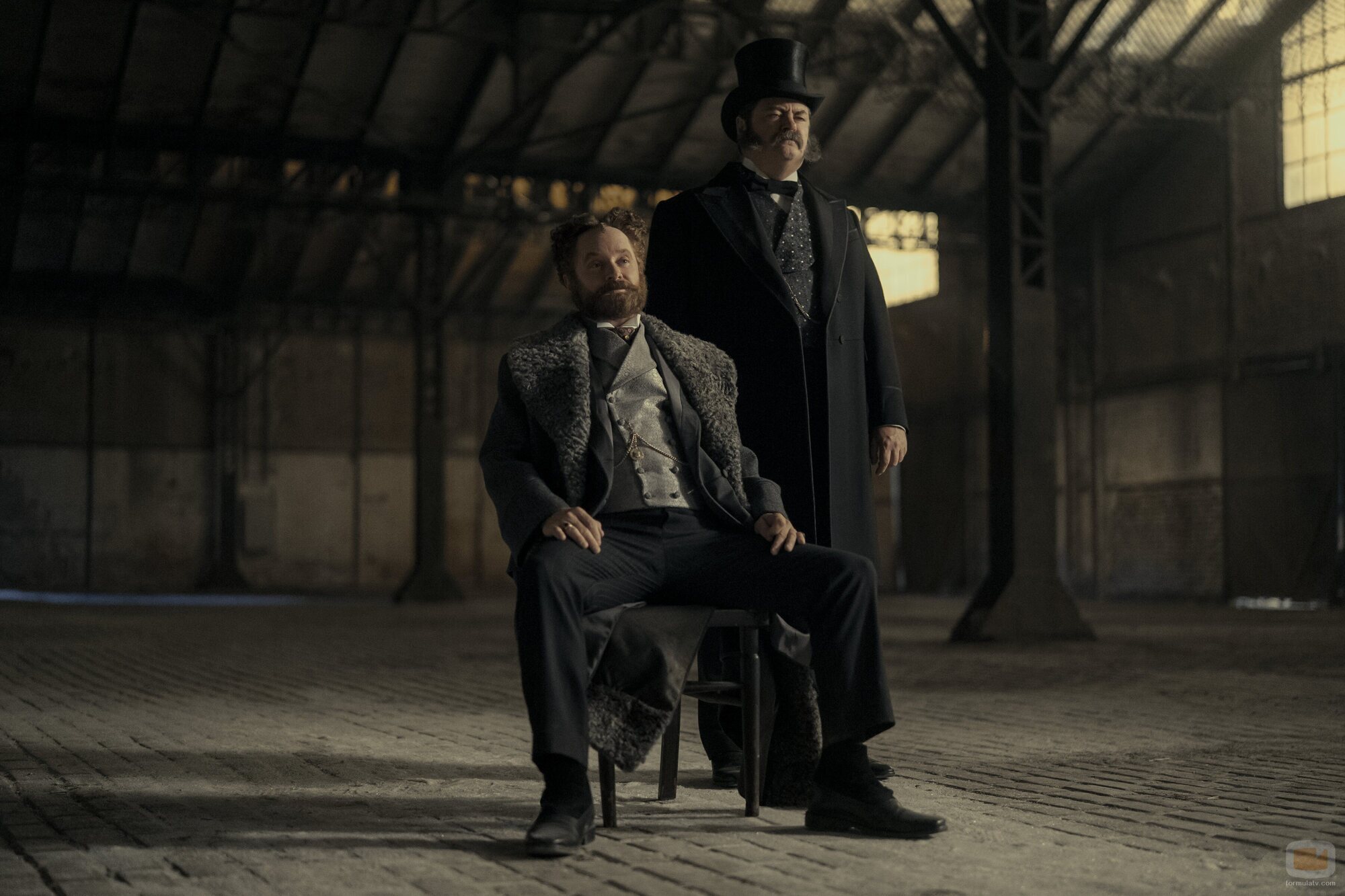 Nick Offerman y Shea Whigham en 1x03 titulado 'Motivo de guerra' de 'Muerte por un rayo'