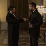 Nick Offerman y Matthew Macfadyen en 1x03 'Motivo de guerra' de 'Muerte por un rayo'