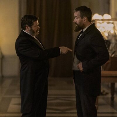 Nick Offerman y Matthew Macfadyen en 1x03 'Motivo de guerra' de 'Muerte por un rayo'