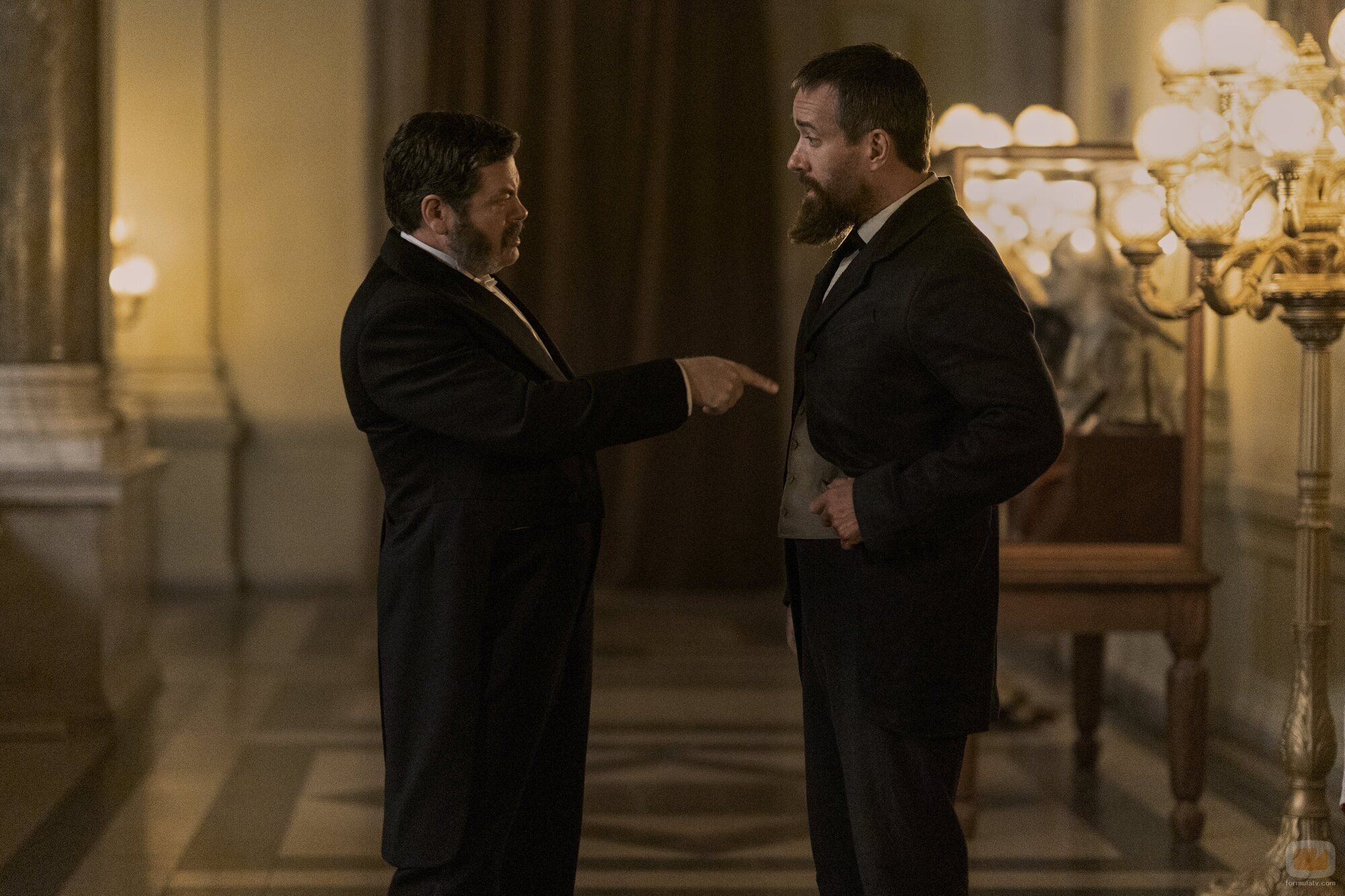 Nick Offerman y Matthew Macfadyen en 1x03 'Motivo de guerra' de 'Muerte por un rayo'
