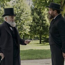 Matthew Macfadyen y Bradley Whitford en el 1x04 de 'Muerte por un rayo'