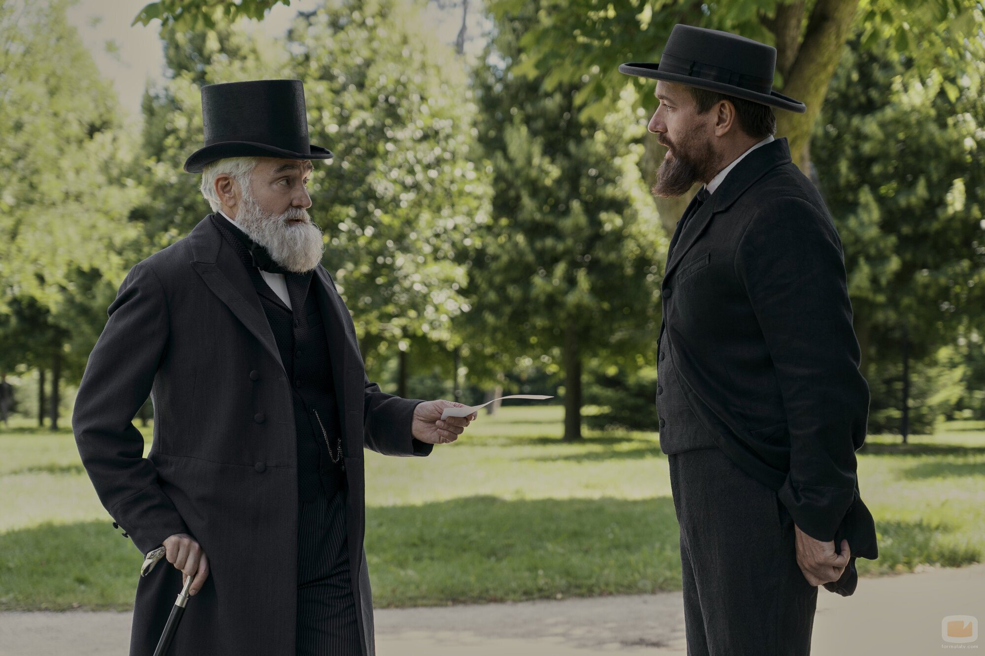 Matthew Macfadyen y Bradley Whitford en el 1x04 de 'Muerte por un rayo'