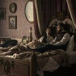 Betty Gilpin y Michael Shannon en el 1x04 de 'Muerte por un rayo'