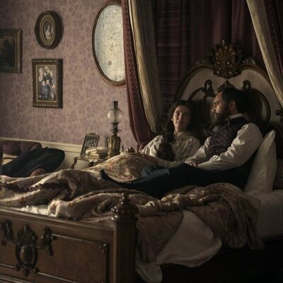 Betty Gilpin y Michael Shannon en el 1x04 de 'Muerte por un rayo'