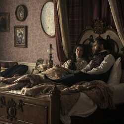 Betty Gilpin y Michael Shannon en el 1x04 de 'Muerte por un rayo'