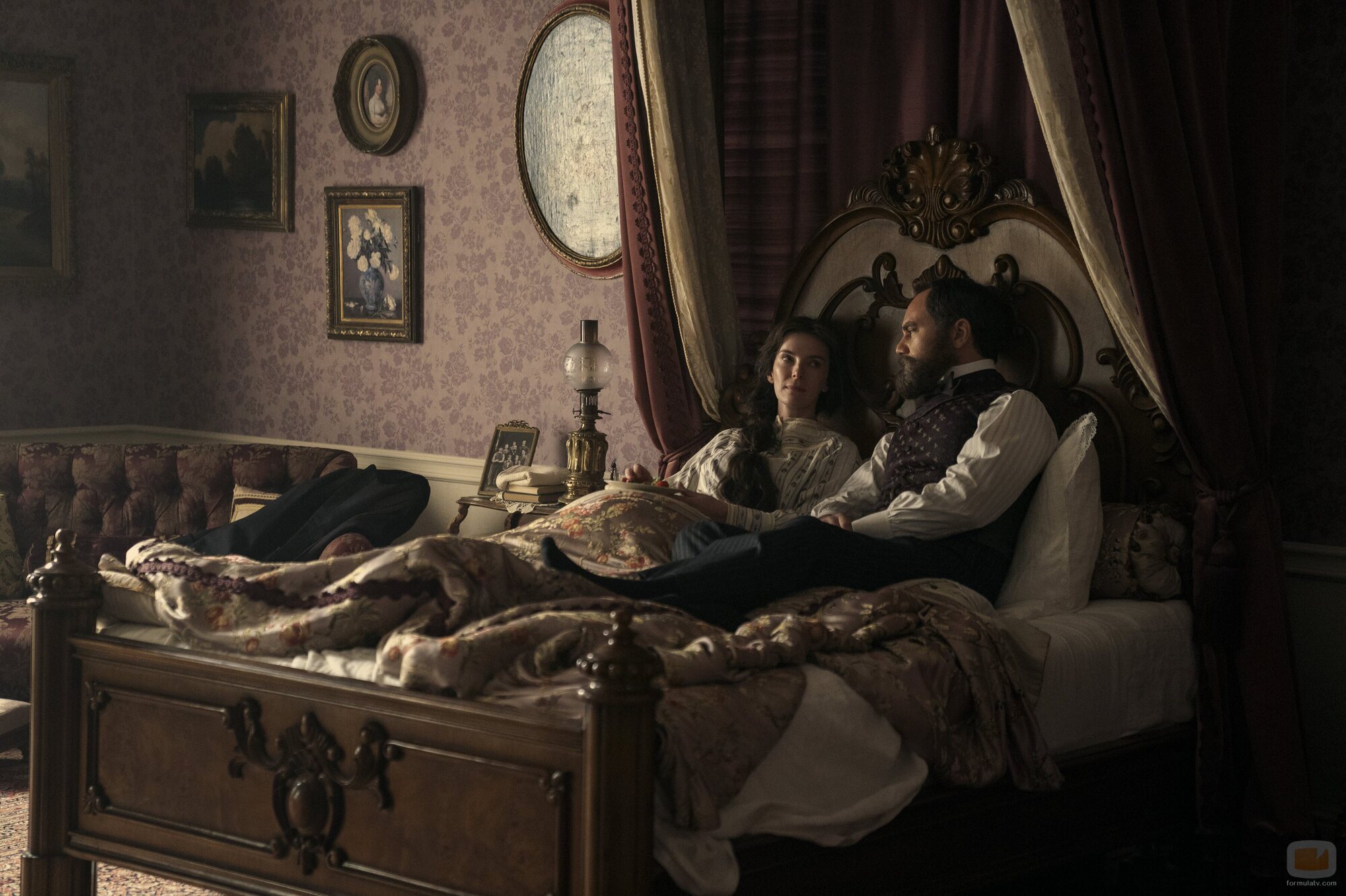 Betty Gilpin y Michael Shannon en el 1x04 de 'Muerte por un rayo'