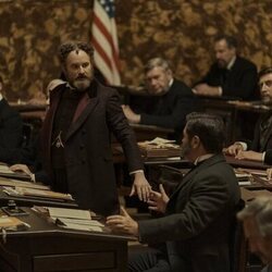 Shea Whigham y Nick Offerman en 1x04 'El destino de la república' de 'Muerte por un rayo'