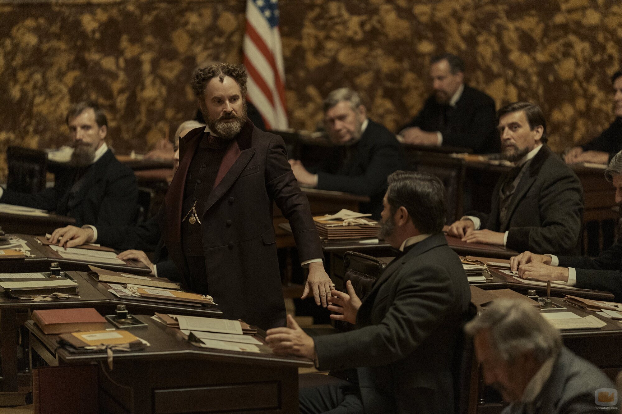 Shea Whigham y Nick Offerman en 1x04 'El destino de la república' de 'Muerte por un rayo'