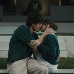 Cailee Spaeny y Charles Melton en el 2x01 de 'Beef'