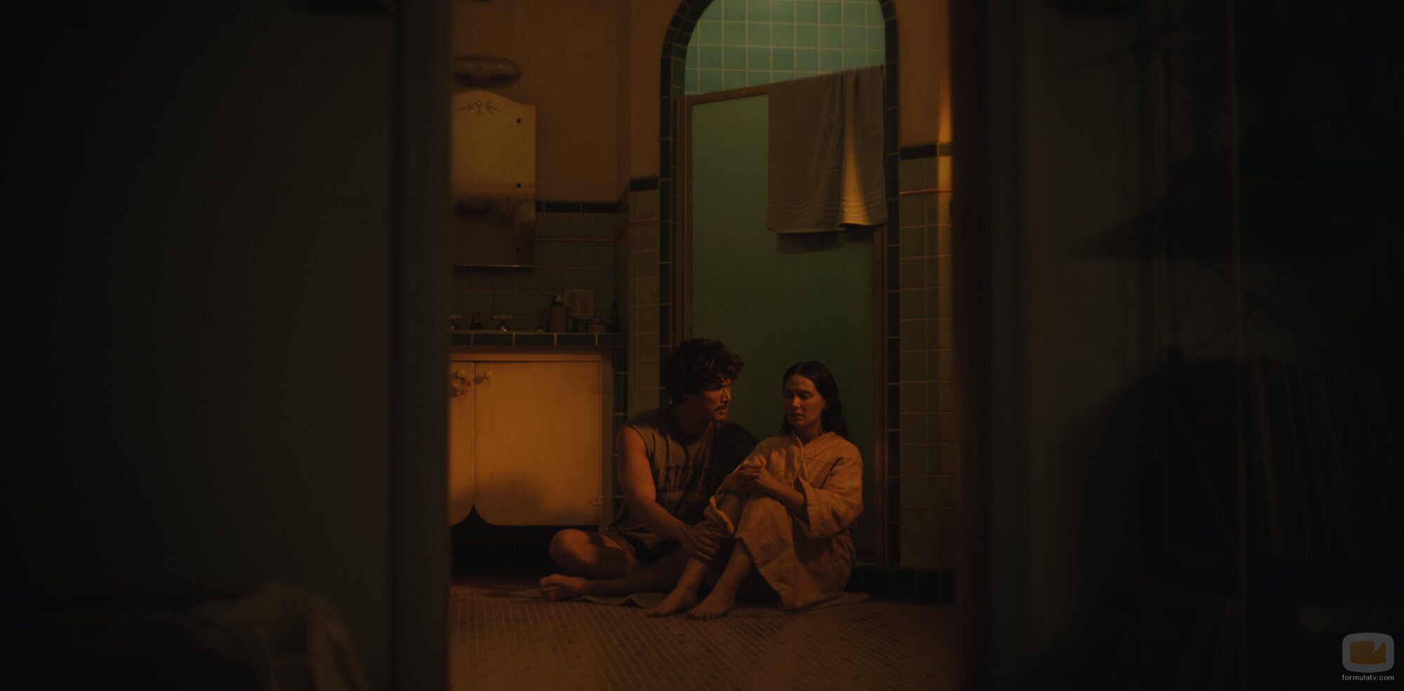 Charles Melton y Cailee Spaeny en 2x01 'Todas las cosas que nunca tendremos' de 'Bronca'