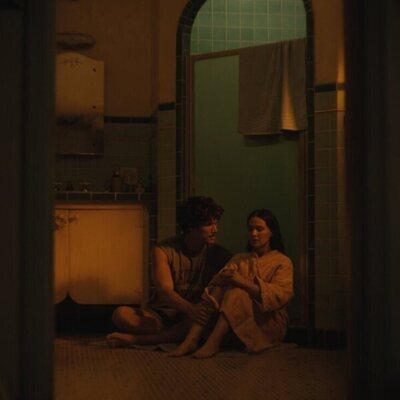 Charles Melton y Cailee Spaeny en 2x01 'Todas las cosas que nunca tendremos' de 'Bronca'