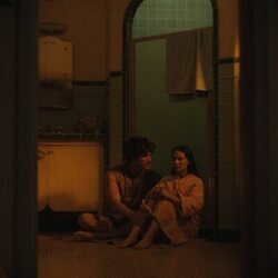 Charles Melton y Cailee Spaeny en 2x01 'Todas las cosas que nunca tendremos' de 'Bronca'